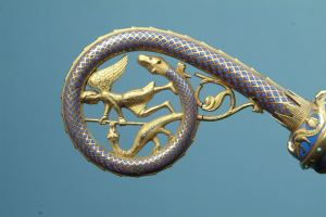 Dragones y serpientes en la mitología europea Cashel_replica